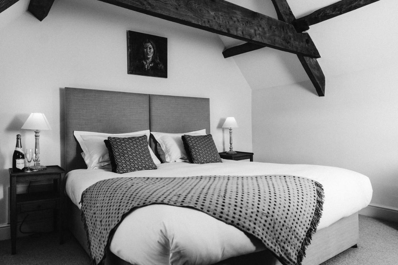 Cat And Custard Pot Inn Shipton Moyne Екстериор снимка
