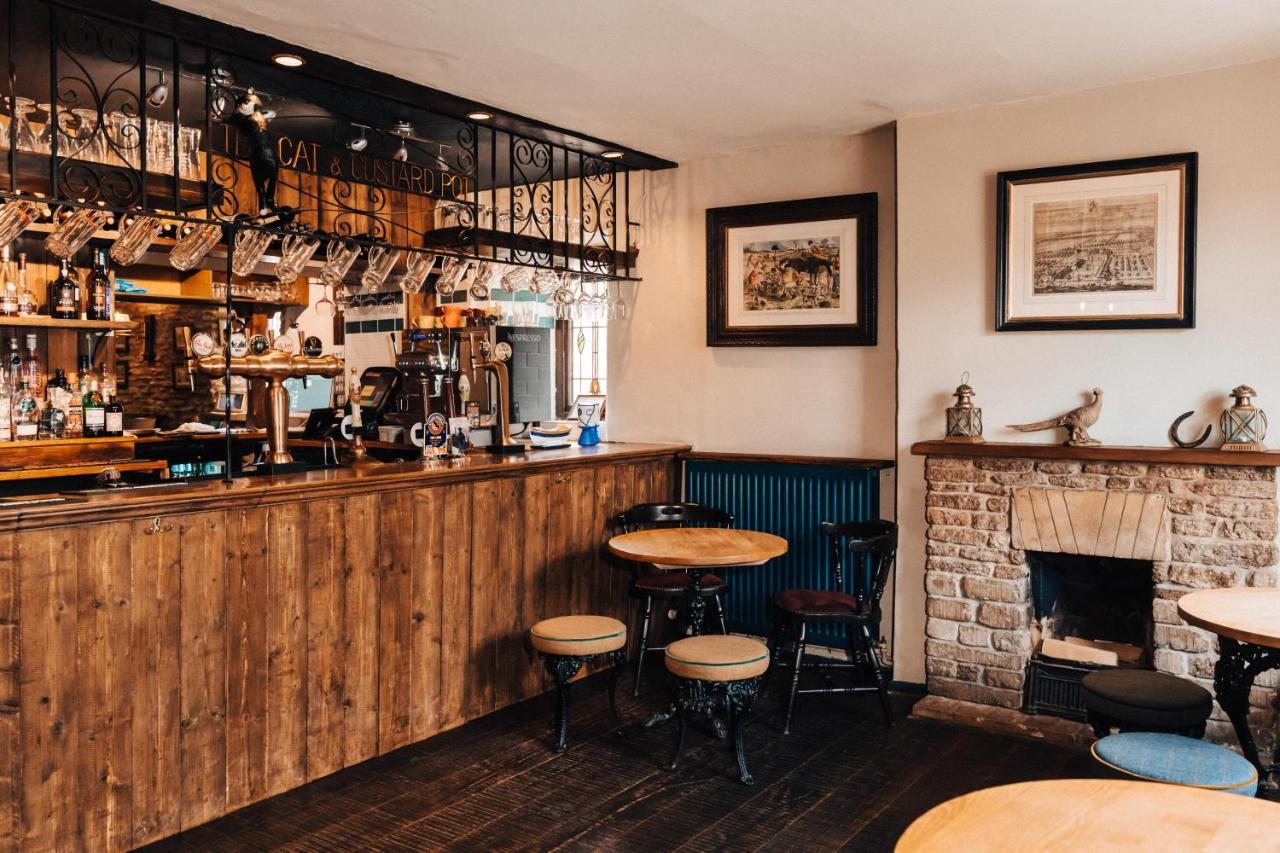 Cat And Custard Pot Inn Shipton Moyne Екстериор снимка