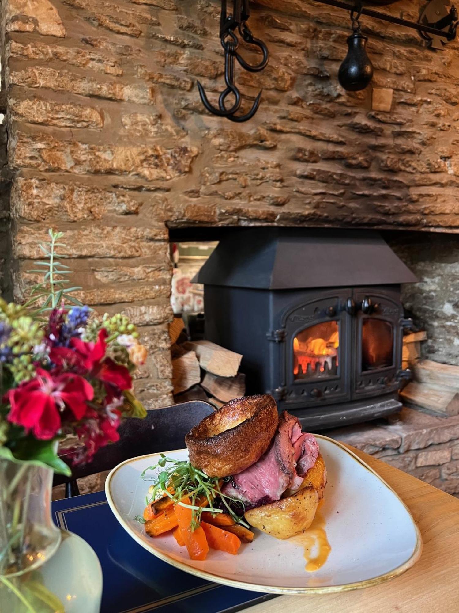 Cat And Custard Pot Inn Shipton Moyne Екстериор снимка