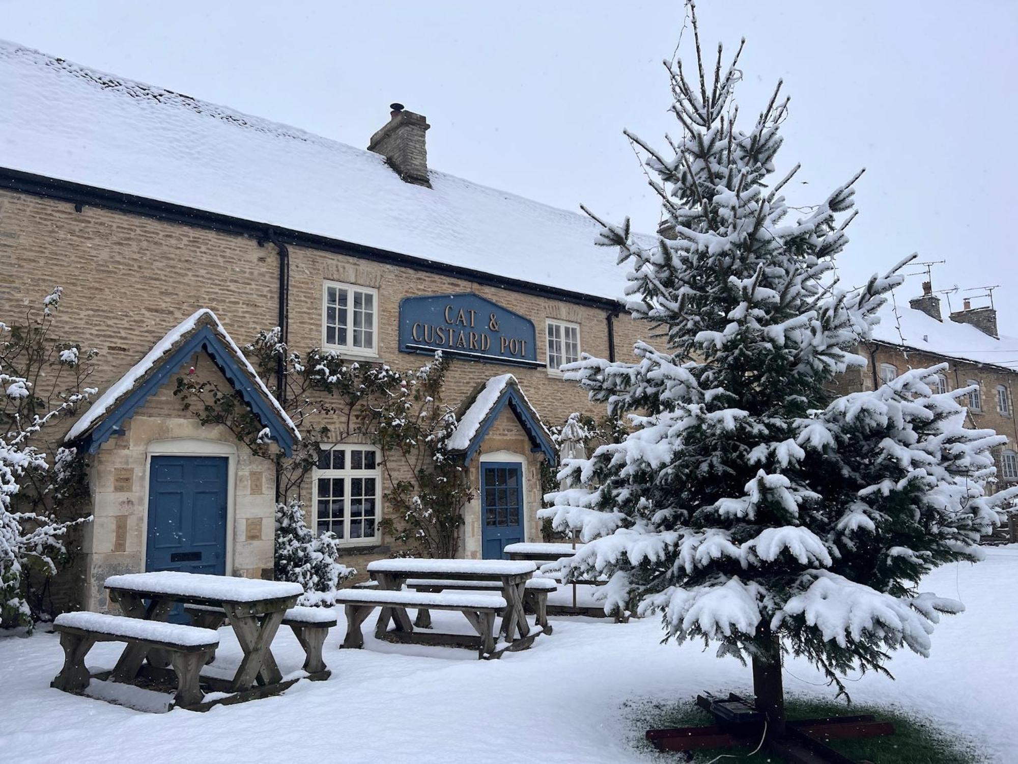 Cat And Custard Pot Inn Shipton Moyne Екстериор снимка